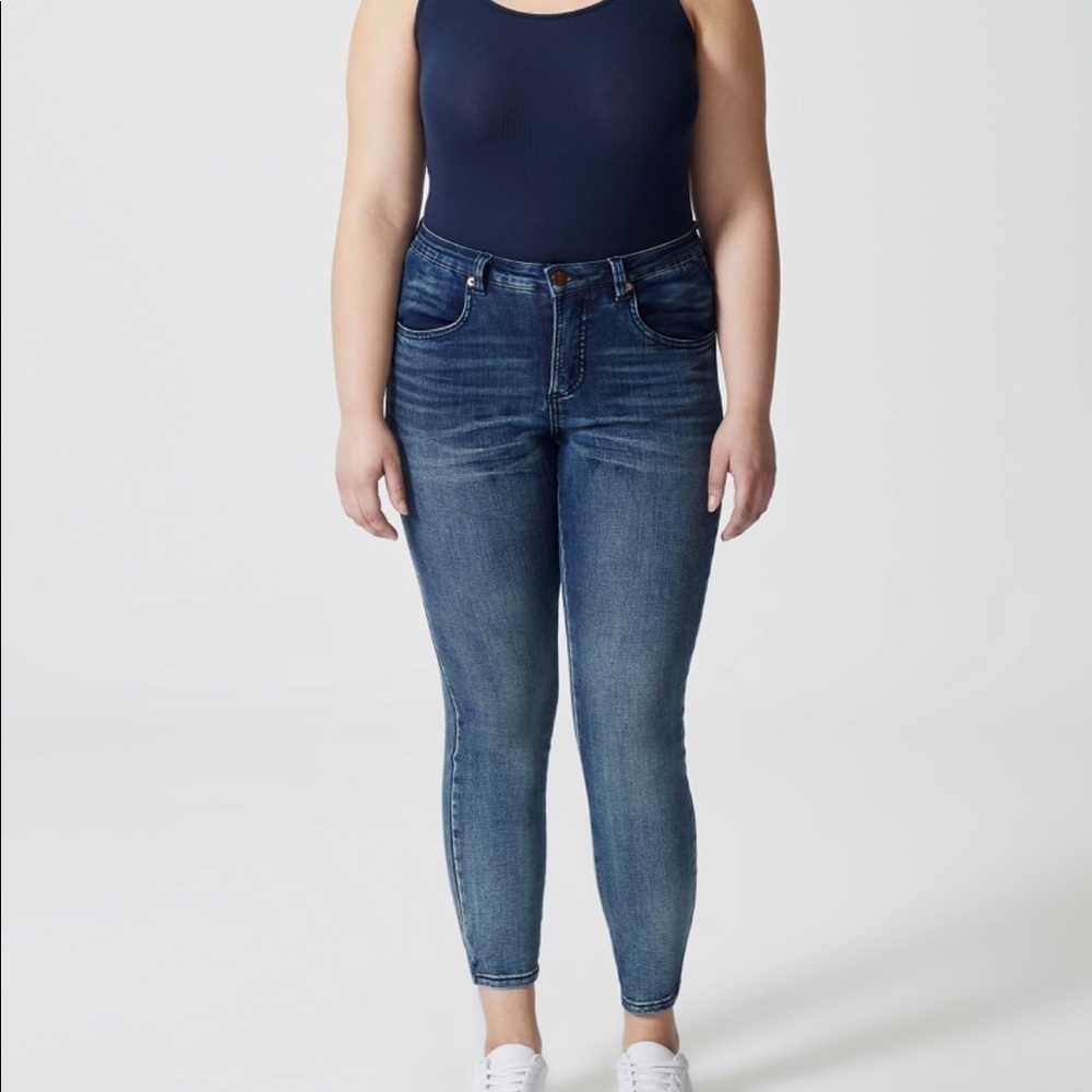 Universal Standard Seine High Rise Skinny Jeans in Distressed Blue Size 6 or M
